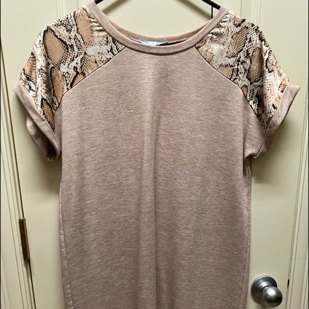 Above the knee dress with detailed sleeves